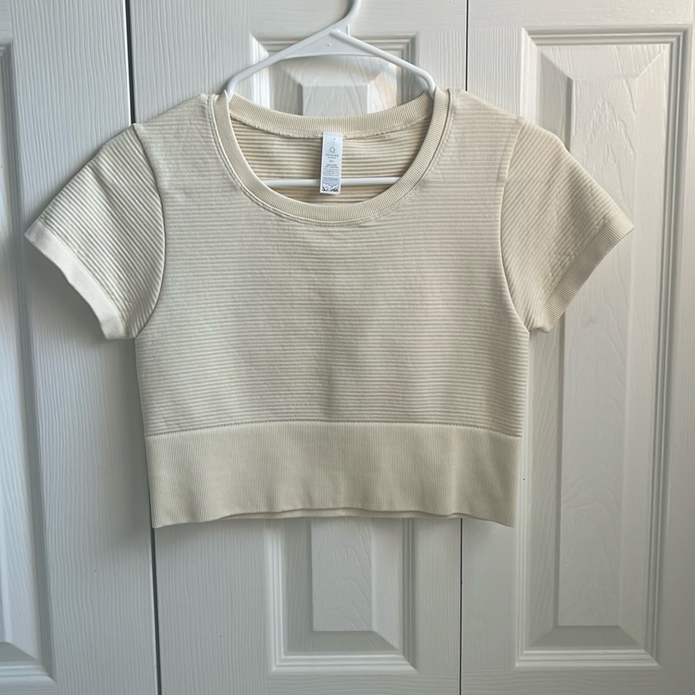 A cute aerie top with amazing durable fabric selling for cheap!